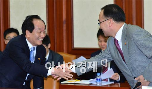 [포토] 악수 나누는 두 장관