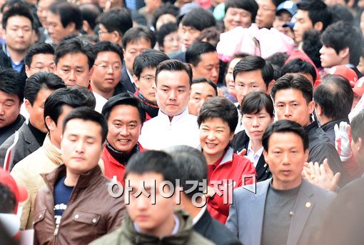 [포토] 인파에 둘려쌓인 박근혜