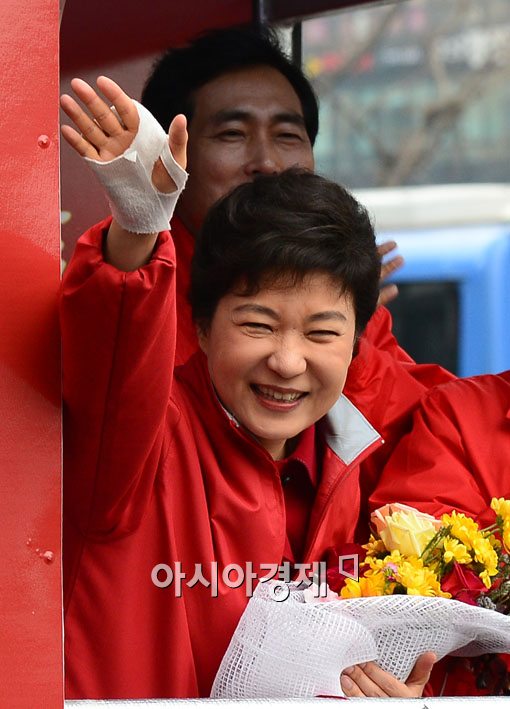 [포토] 손 흔드는 박근혜