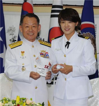  최나연(오른쪽)이 해군 홍보대사 위촉식 직후 최윤희 해군참모총장과 기념촬영을 하고 있다. 