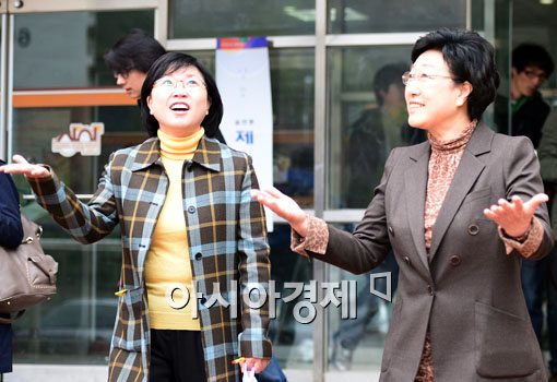 [포토] 한명숙 "비가 이젠 안오네요"