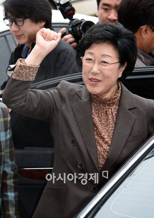 [포토] 주먹 불끈 쥔 한명숙 대표