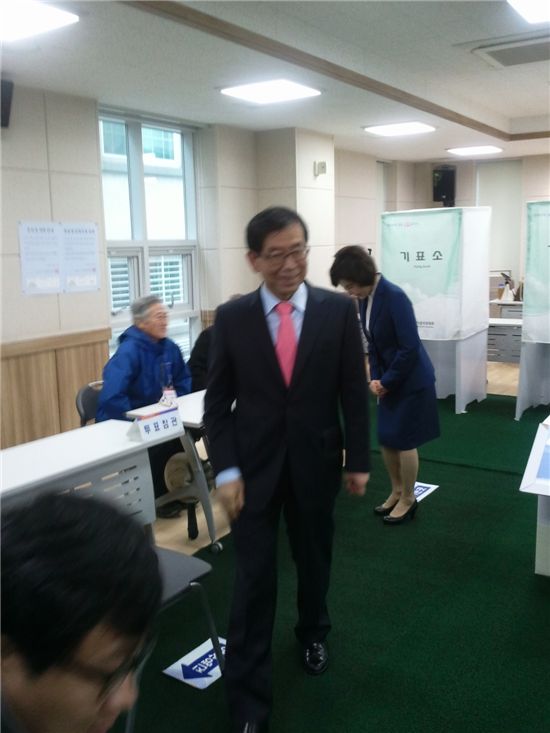 박원순 서울시장이 투표후 투표소를 나오고 있다.