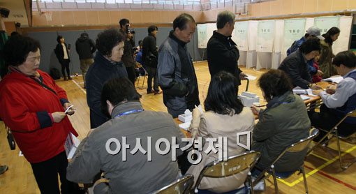 [포토] 투표하는 어르신들