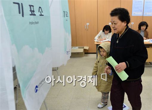 [포토] 할머니랑 같이 투표해요