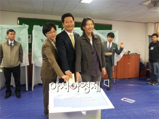 송영길 인천시장이 가족과 함께 11일 오전9시20분쯤 인천 계양구 한 투표소에서 투표를 하고 있다. 