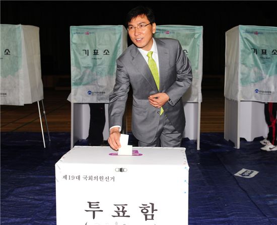 안희정 충청남도지사가 이날 오전 논산시 연무읍 연무중앙초등학교서 투표하고 있다.