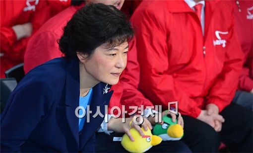 [포토]박근혜, 등 붙이고 볼 수 없어…