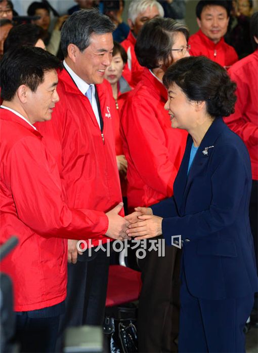 [포토] 당직자들과 악수하는 박근혜