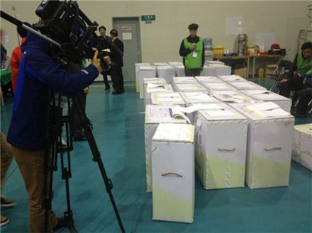정동영 후보 측이 문제가 있다며 따로 모아놓은 18개 투표함. (출처) 정동영 의원실 황유정 비서 트위터(@hwangyujeong)
