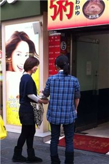 ▲12일 서울 중구 명동의 화장품 매장 직원들이 오가는 외국인 관광객들의 옷깃을 잡아 끌며 매장 안으로 안내하고 있다. 단속 기간을 피해 호객행위는 어김없이 되풀이 되고 있다.