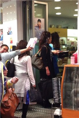 ▲12일 서울 중구 명동의 화장품 매장 직원들이 오가는 외국인 관광객들의 옷깃을 잡아 끌며 매장 안으로 안내하고 있다. 단속 기간을 피해 호객행위는 어김없이 되풀이 되고 있다.