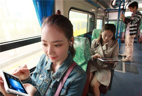 KT 스마트폰 고객이 수도권에서 운행중인 버스에서 4G 와이브로를 이용한 이동 와이파이에 접속해 스마트폰으로 무선인터넷을 즐기고 있는 모습.