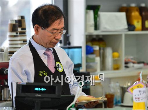 [포토] 대본 확인도 꼼꼼히