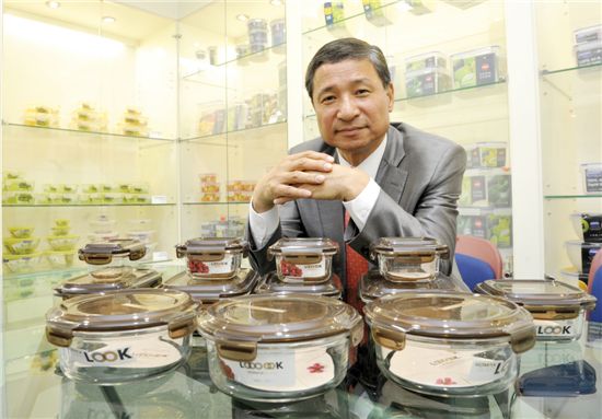 디자인을 입은 밀폐용기 식탁위의 꽃잎으로 피다