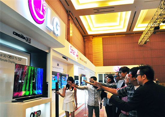[포토]印尼찾은 LG전자 55인치 3D OLED TV