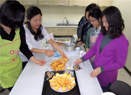 2012년도 제1기 성북여성교실 제과제빵반 수업 모습.
