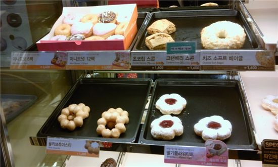 ▲던킨도너츠는 최근 신제품이 출시되면서 기존 제품들이 싹 바뀌었다. 가격도 올라 1000원 이하의 도넛을  찾아보기 어렵게 됐다.