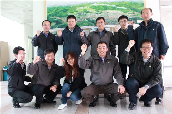 대전도시철도공사 연구개발센터 직원들이 화이팅을 외치고 있다. 