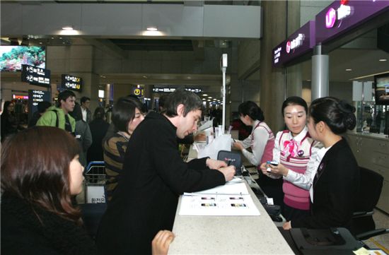 LG유플러스 인천공항 로밍센터가 새롭게 확장되면서 로밍센터 이용객이 확장이전 전보다 3배 가량 늘어났다. 사진은 해외여행 고객이 인천공항 로밍센터에서 로밍서비스에 대한 상담을 받는 모습.  
