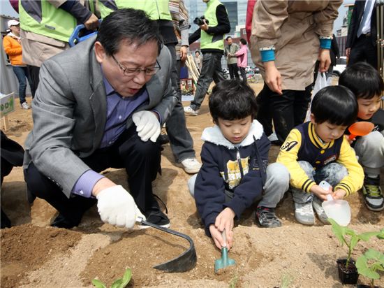 차성수 금천구청장이 아이들과 함께 모종을 심고 있다.

 

