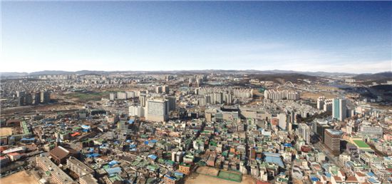 최근 2년동안 신규 공급이 적은 천안 지역은 주변 산단과 세종시 등의 후광효과에 힘입어 인구 유입이 지속되고 있다. 