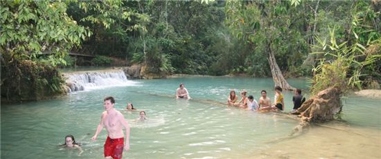 루앙프라방에서 차로 30분가량 떨어진 곳에 위치한 광시폭포. 아래쪽 폭포에서는 물놀이를 즐길 수 있다.