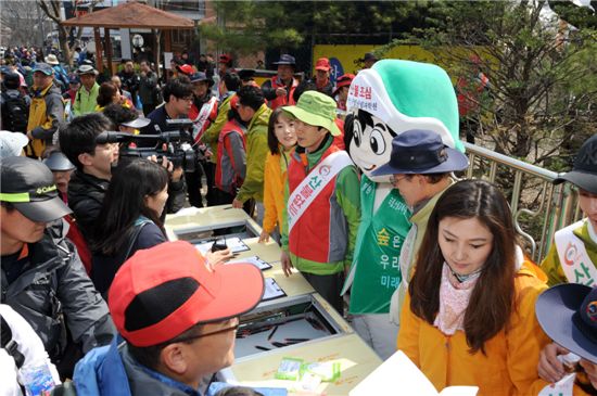 청계산 입구에서 산불방지캠페인을 벌이고 있는 모습