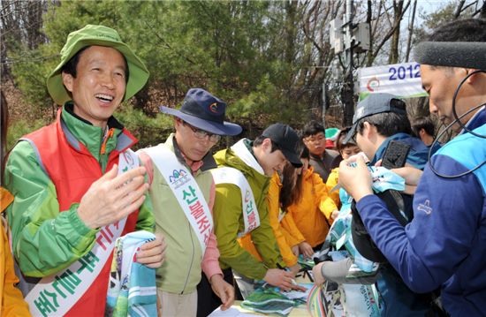 등산객들에게 산불방지를 강조하며 기념품을 나눠주고 있는 이돈구(맨 왼쪽) 산림청장