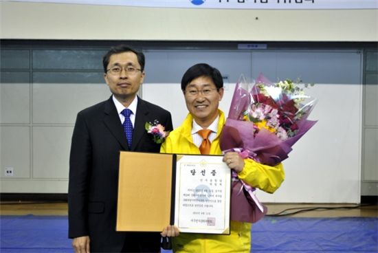 박범계(오른쪽) 당선인이 4.11총선 다음 날 대전선거관리위원회로부터 당선증을 받았다.