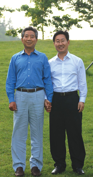 청와대 법무비서관 시절 노무현 전 대통령과 함께 했던 박범계(오른쪽) 당선자. 