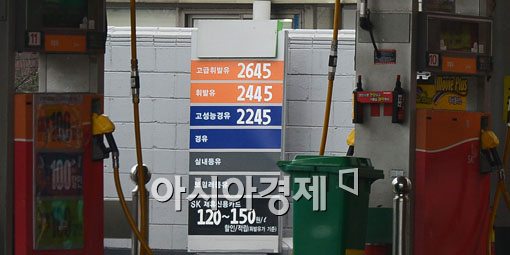 102일 연속 기름값이 오르면서 서울 보통휘발유 가격이 2400원을 넘어섰다. 16일 서울에서 가장 비싼 주유소로 꼽히는 여의도 경일 주유소 보통 휘발유 2445원을 가리키고 있다.