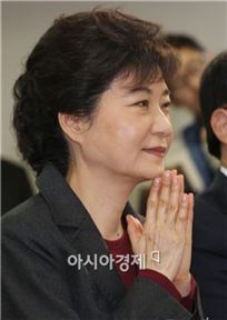 박근혜 "인혁당 재심 판결, 법적으로 인정" 일보후퇴