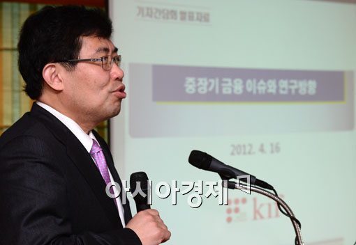 [포토] 기자간담회 갖는 윤창현 원장