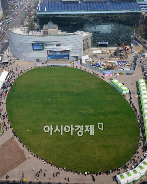 [포토] 서울광장 두른 행렬들 