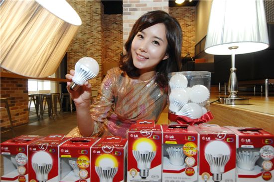 LG전자가 위아래 300도까지 넓게 비출 수 있는 가정용 고급 LED 램프 '와이드빔' 3종을 출시한다.  
