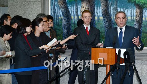 [포토] 회담 결과 설명하는 캠벨 美 차관보