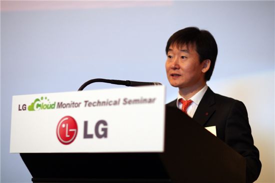 17일 서울 밀레니엄 힐튼 호텔에서 열린 'LG 클라우드 모니터 기술 세미나'에서 LG전자 한국마케팅본부 허재철 커머셜담당이 발표하고 있다.