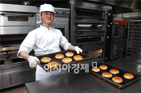 [포토]'착한빵' 굽는 STX 예그리나 제빵사