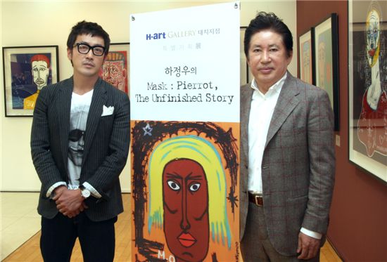 영화배우 하정우씨(사진 왼쪽)가 아버지 탤런트 김용건씨와 '대치지점H·Art 갤러리 시즌5' 개소 행사에 참석해 기념촬영을 하고 있다.