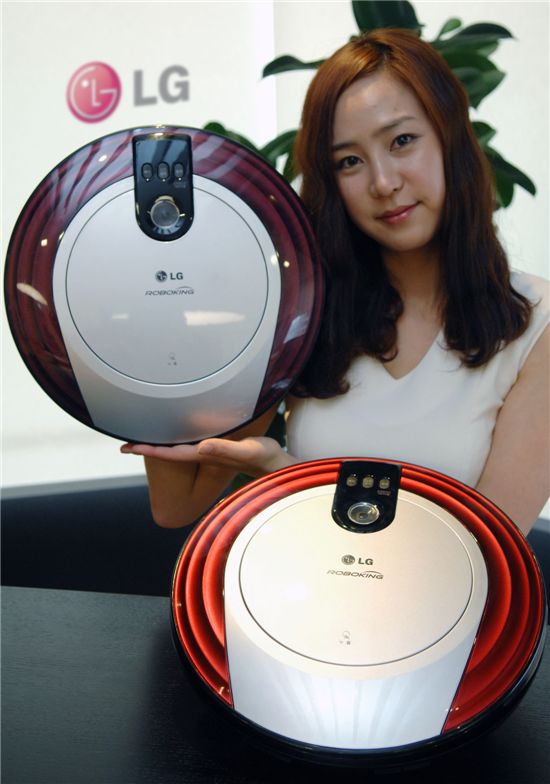 LG전자가 로봇청소기 '로보킹 듀얼아이' 신제품 2종(모델명: VR6140LVM / VR6141LVM)을 출시하며 명품 로봇청소기 시장의 대중화를 선언했다.  
