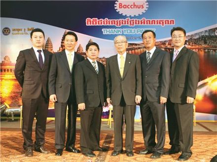 최근 캄보디아를 찾아 현지 박카스 판매사 관계자에게 감사를 표시한 동아제약 강신호회장(왼쪽 네번째).