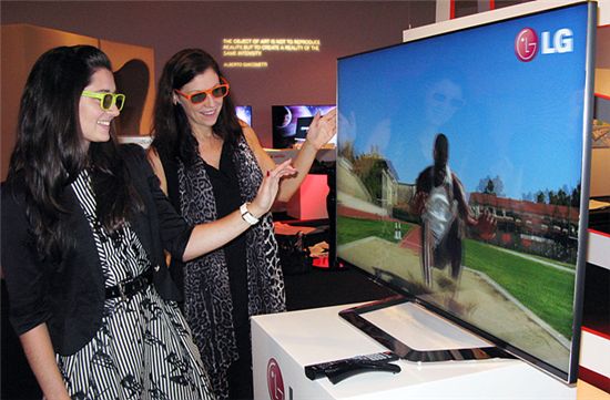 LG전자가 18일 호주 시드니 국립 현대 미술관에서 '2012년 시네마 3D 스마트TV 신제품 발표회'를 개최했다. 행사에서 소개 된 시네마 3D TV(모델명:LM9600)를 살펴보고 있는 방문객들. 
