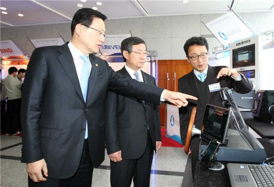 홍석우 지식경제부장관(사진 왼쪽 첫번째), 양웅철 현대·기아차 부회장(사진 왼쪽 두번째)이 행사장 내에 설치된 K9의 차선이탈경보장치를 둘러보고 있다.
