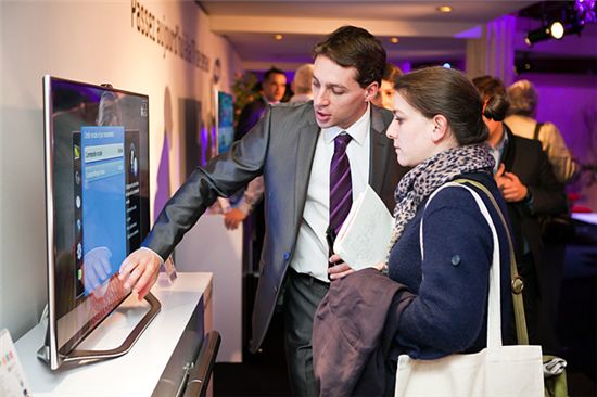삼성전자가 지난 3월 3일 프랑스 파리 '살 와그람'홀에서 개최한 2012년형 스마트TV 출시행사에서 관람객들이 스마트TV의 기능을 체험해보고 있다. 

 
