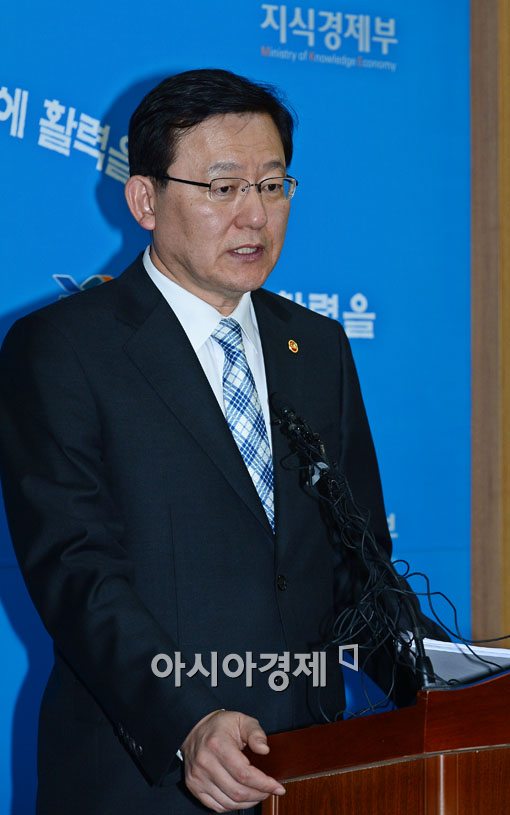 [포토] 고유가 대책 발표하는 홍석우 장관