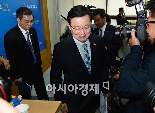 [포토] 석유유통시장 개선안 발표 마친 홍석우 장관