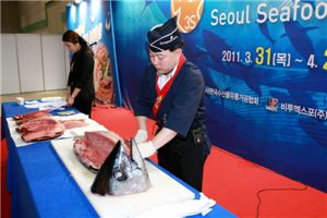 서울 삼성동 코엑스(COEX) B홀에서 개최된 '2012 서울수산식품전시회'에서 참치 해체쇼 이벤트가 열리고 있다.