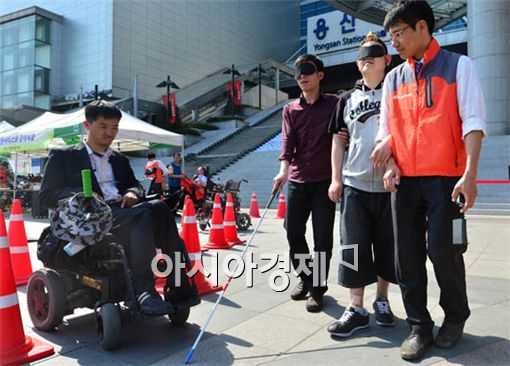 [포토] 장애 체험하는 시민들