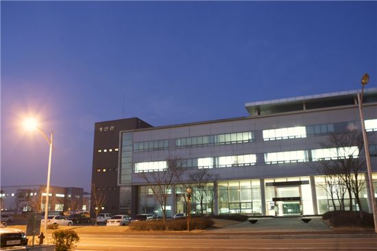 충남테크노파크의 야간 전경. 밤에도 불꺼지지 않고 연구와 생산이 이뤄지고 있다.
